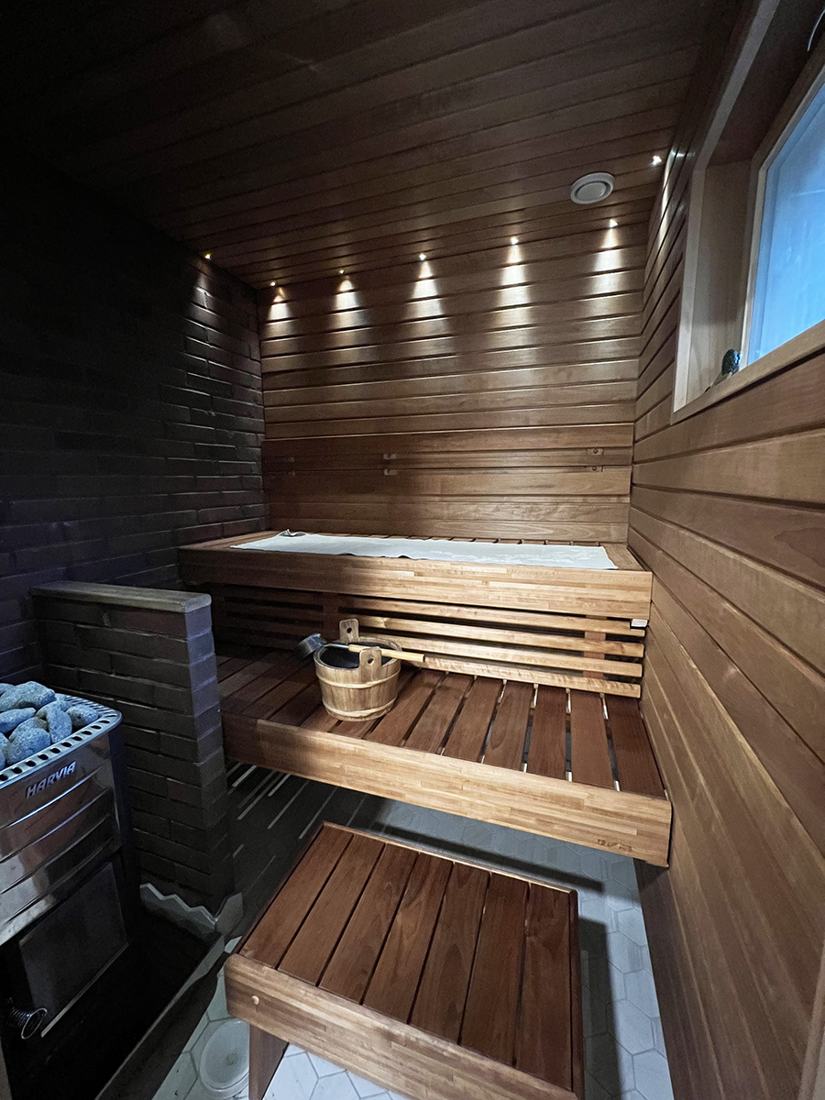 Saneerattu sauna tunnelmavalaistuksella